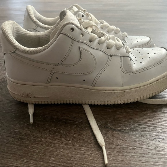 Nike shoe, few discolored areas. Perfect condition - Picture 2 of 3